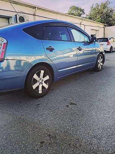 masini hibrid ieftine: Toyota Prius (2-ci nəsil, liftback), mavi rəng. - Hibrid güc qurğusu — 3