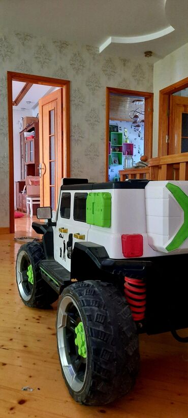 трансформеры на радиоуправлении: Uşaq üçün elektrikli off-road maşın - Korpus: Jeep tipli, 4 qapılı