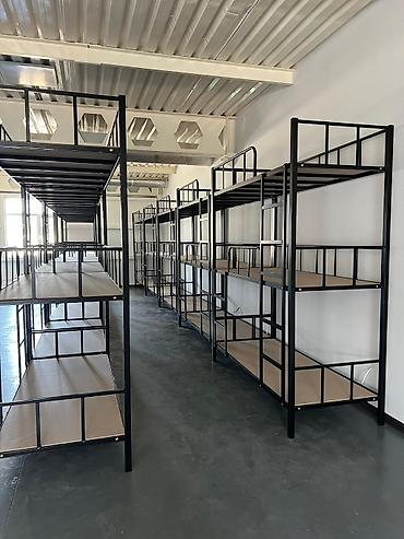 bunk bed: Металлическая трехъярусная кровать черного цвета. Каркас кровати — 3