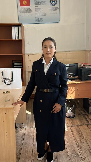 стильный плащ: Длинное женское пальто-накидка темно-синего цвета. - Крой: прямой — 2