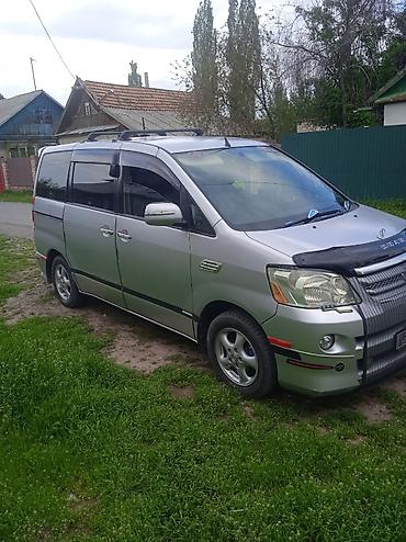 водный банан: Toyota Noah: 2005 г., 0.2 л, Автомат, Бензин, Минивэн — 1