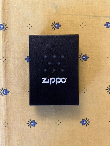 Zippo brendinə məxsus bu mavi rəngli alışqan, qutusu və istifadə