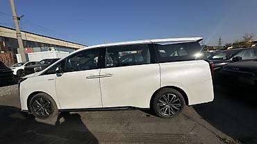 GAC: GAC Trumpchi M8 — просторный премиум-минивэн в белом цвете. 2.0 бензин — 2