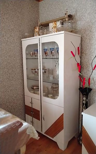 divar ref: Yemək otağı üçün mebel dəsti - Rəng: ağ korpus, qızılı-bürünc dekor — 1
