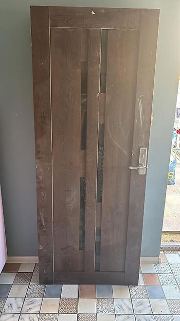 qapi zamoku: Taxta görünümlü 3 qapı, şaquli şüşə dekor zolaqları ilə. - Material — 2