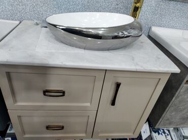 metbex tavanlari: Ağ və gümüş rəngli oval formalı keramika lavabo, ağ mərmər effektli