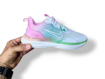 Women's Sneakers and athletic shoes: Nike patike top model

Novo
Brojevi 36 do 41

fb Moja Kupovina 1 — 1