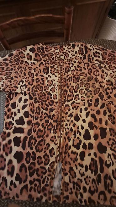 tigraste cizme: Komplet pidžame – majica sa leopard printom i donji deo u braon boji — 2