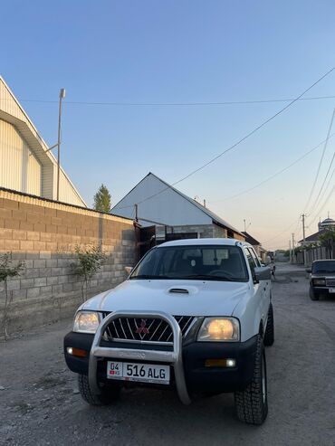 митсубиси лансер эволюшн: Белый пикап Mitsubishi L200, оснащенный бампером-кенгурятником