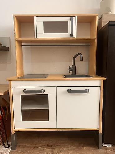 Продаю детскую игровую кухню IKEA DUKTIG из дерева с белыми фасадами и