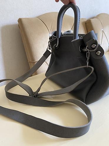 dəri çantalar: GUESS qadın əl çantası – boz rəng - Model: mini bucket/şopper — 3