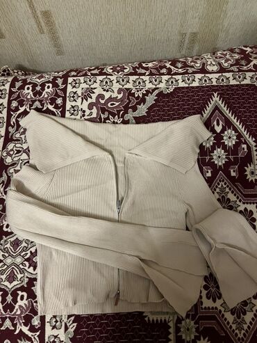 Gündelik istifadə üçün uyğundur. Bej rengdir, standart ölçüdür. Heç