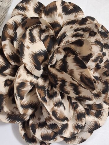 Broşlar: Leopard naxışlı, əl işi olan gül broşları. Paltolara, şərflərə və ya -da lalafo.az — 9 Broşlar: Leopard naxışlı, əl işi olan gül broşları. Paltolara, şərflərə və ya — 9