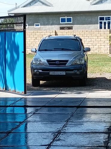 Чайники: Gümüşü rəngli Kia Sorento modeli SUV tipi avtomobil. Avtomobilin ön