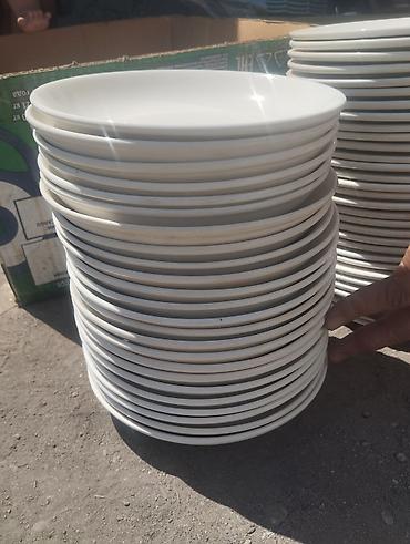 dish sets: Комплект: металлический каркас-шкаф и партия белых столовых тарелок — 7