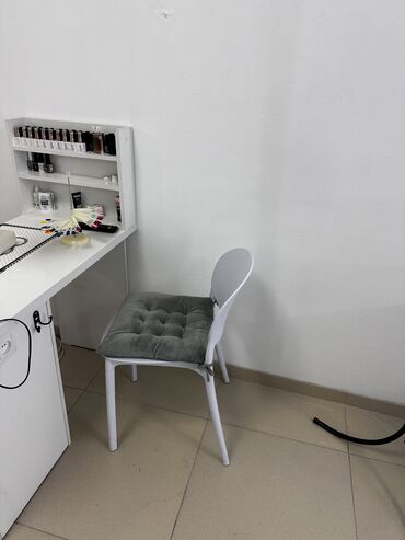 Маникюрные столы: Стол маникюрный 3500 стул для клиента с подушкой 2000 зеркало с