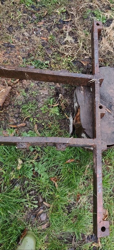 Ostali alati i mašine: Двостубна ауто дизалица, носивости 2.5т. 2015 је годиште. Рађена је у — 2