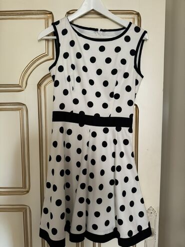 белые платья для девочки: Ağ əsaslı, qara xallı klassik qadın donu. - Siluet: beldən oturan