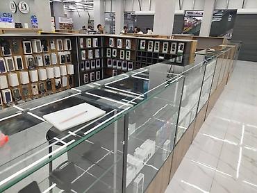 Витрины: Торговые витрины и прилавки для магазинов электроники и аксессуаров — 5