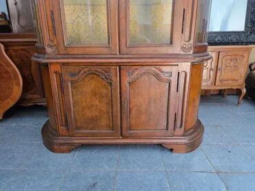 Stilske vitrine: Prelepa vitrina u odlicnom stanju. Visina 210 cm Sirina 150 cm Dubina — 8