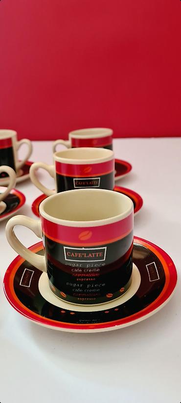 Kompleti posuđa: Servis 6 malih šoljica sa tacnom za kafu, motiv “CAFE’ LATTE”. - Nove — 2