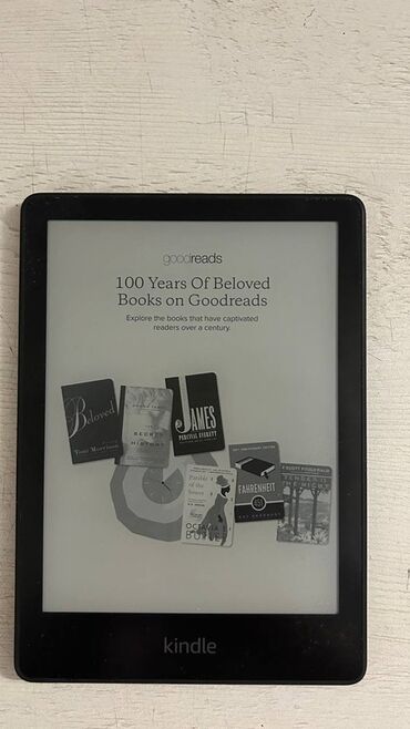 Elektron kitablar: Qara rəngdə, yığcam Kindle elektron oxuyucu satılır.Kitab oxumağı