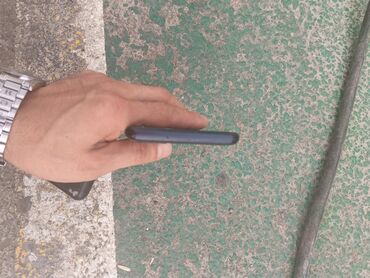 Smartfon nazik, qara rəngli korpusa malikdir. Cihazın sağ tərəfində
