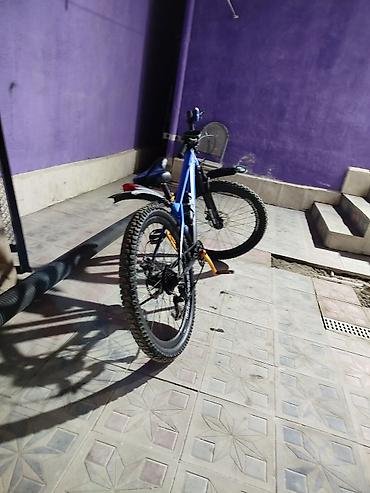 Velosipedlər: Dağ velosipedi – 27.5” təkərlər, alüminium gövdə, ön amortizatorlu — 2