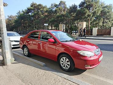 BYD: BYD sedan – qırmızı rəng, kompakt və iqtisadi şəhər avtomobili — 2