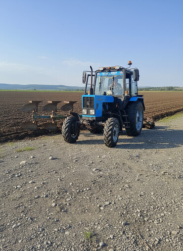 Traktorlar: Belarus 82.1 traktor - 4x4 (ön aparıcı) təkər formulu - Kabinli — 1