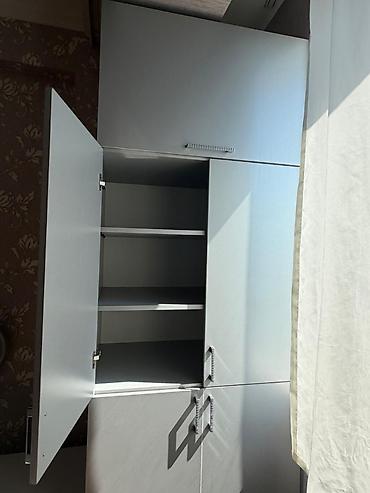 Boz rəngdə hündür dolab - Minimalist dizayn, düz səthli ön panellər - at lalafo.az — 2 Boz rəngdə hündür dolab - Minimalist dizayn, düz səthli ön panellər - — 2
