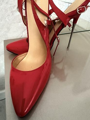 lak ayaqqabılar: Qırmızı laklı qadın ayaqqabısı – yüksək daban, nazik metal stilettosu — 2