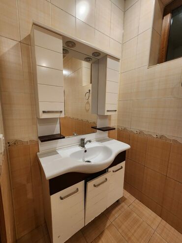 Cakuzi vannalar: Ağ və tünd qəhvəyi rəngdə hamam mebeli dəsti. Dəstə güzgü, lavabo və