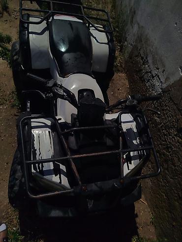 satılık atv: ATV kvadrosikl – ağ/qara rəngdə, tam ölçülü off-road model — 1