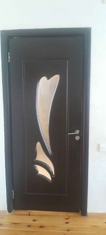 Yemək masaları, oturacaqları: 2eded Otaq qapisi. 1 ededi 70man. Olcu 90×2.10sm.Her seyi ustunde