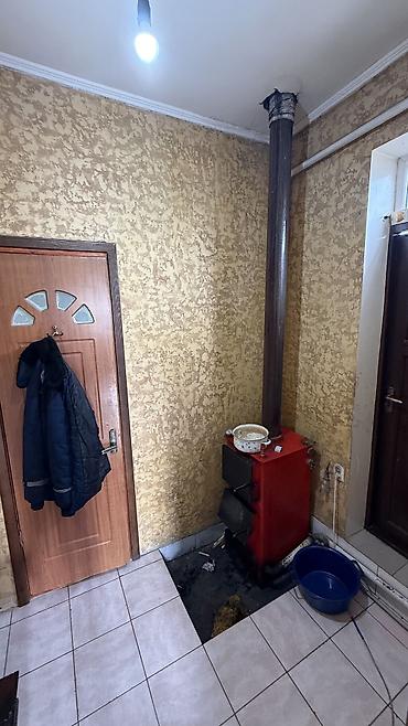 Продажа коттеджей и домов: 🏡 Продаётся дом в районе Ак-Босого ж/м 📍 Улица Чуй Просторный жилой — 8