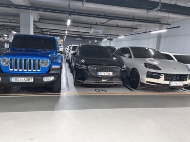 автомойка аренда: На подземной парковке представлен ряд автомобилей разных марок и
