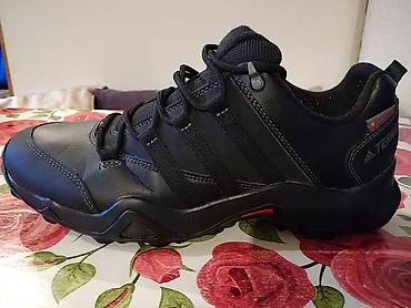 Odlicne muske patike Adidas Terrex u crnoj boji. Patike su nosene ali