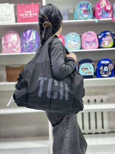 Шопперы: Черная спортивная сумка TCH, идеально подходящая для посещения