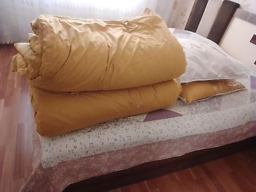 balta: Qızılı rəngdə yorğan-döşək dəsti Tərkib: - 1 ədəd qalın yorğan (üstü — 5