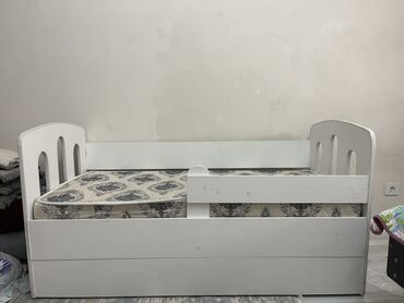 детская кровать с матрацем: Срочно Б/у Детская кровать с бортиком и матрасом - Размер спального