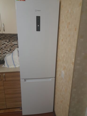 indesit soyuducu satilir: Yeni 2 qapılı Indesit Soyuducu Satılır, rəng - Ağ