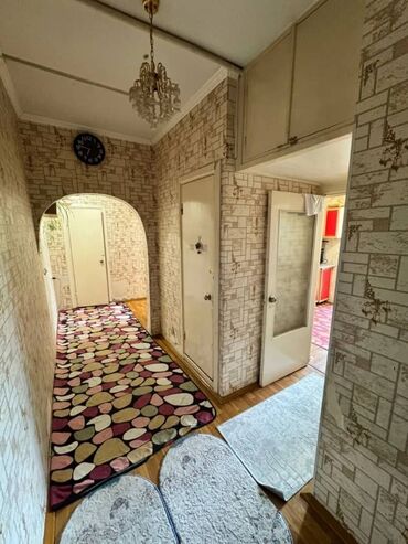 продаю 2 комнатные квартиры: 2 бөлмө, 52 кв. м, 106-серия, 2 кабат, Евроремонт