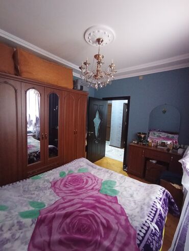 Həyət evləri və villaların satışı: Satılır: həyət evi 3 sotun içində 8 daş kürsülü 3 otaqlı təmirli sənət — 14