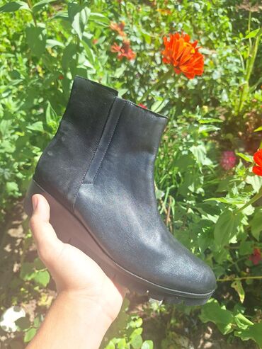 Gležnjače: Ženske kratke čizme – više modela Muške cipele. cena od 30 do 60 — 42