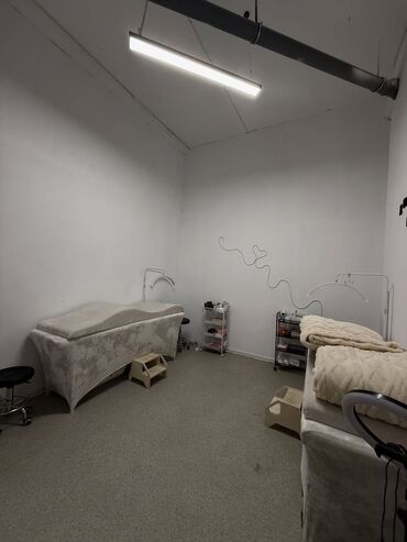 Салоны красоты: Продаю Барбершоп 210 м², 4 комнаты, С ремонтом, Без оборудования, Многоэтажное жилое здание, 1 линия — 7