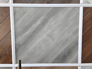 Boz tonlarda taxta naxışlı döşəmə örtüyü (laminat/vinil panel)