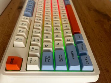 безпроводная клавиатура: Беспроводная мембраная блютуз клавиатура с подсветкой. Есть