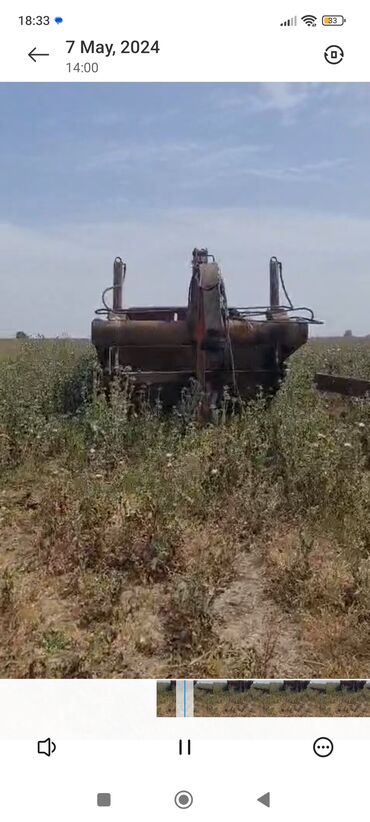 traktor lapetləri: Kasimsot ka701 iskirepil yer hamarlayan torpağı qarnın altına yığıb
