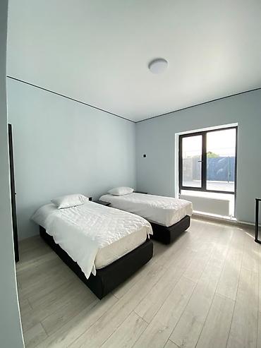 Продажа коттеджей и домов: 🏡 ҮЙ САТЫЛАТ 📍 Дареги: Манас шаары, Курманбек Аянты: 6 сотых Бөлмө — 16